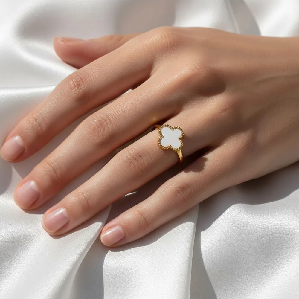 Ring Kleeblatt mit Perlmutt, getragen